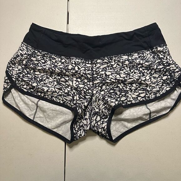 Lululemon hotty hot shorts 6 - Picture 1 of 8